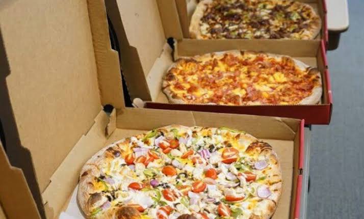 DUPLA ESFOMEADA:  Entregador de delivery é assaltado por criminosos que fogem com moto e pizza