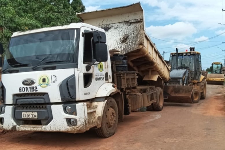 PAULO TICO: Semob executa serviço de tapa-buraco no Nova Esperança a pedido do vereador