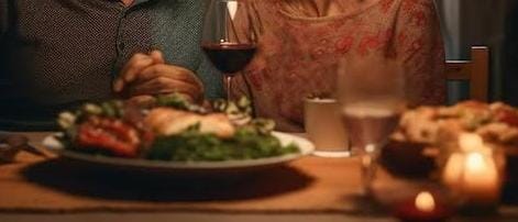 NO JANTAR: Criminoso encapuzado invade casa e faz idoso e mulher reféns durante roubo