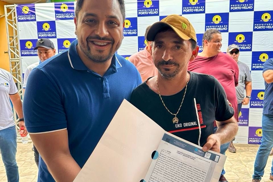 DR. GILBER: Vereador entrega título de regularização fundiária no distrito de Extrema