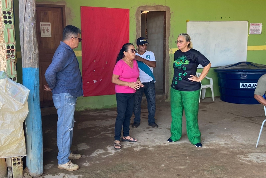 MÁRCIA SOCORRISTA: Vereadora participa de vacinação de cães e gatos em ramais na capital 