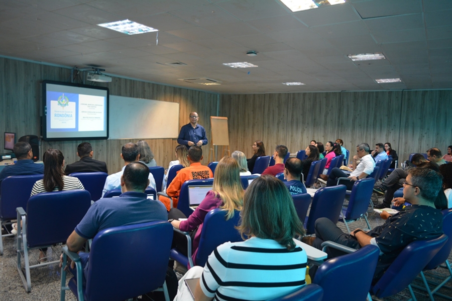 ALAN QUEIROZ: Deputado propõe iniciativa para capacitar servidores públicos em Rondônia