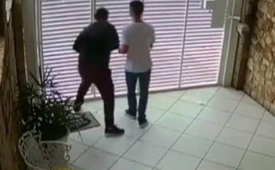 TRIO ARMADO: Família é feita refém e ameaçada durante roubo de Corolla e outros objetos