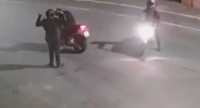 TRISTE ROTINA: Entregador de delivery é surpreendido por criminosos e tem moto roubada 