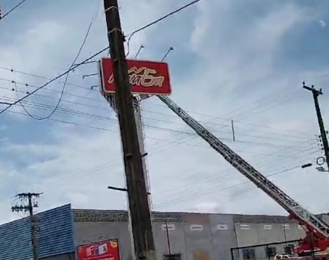 URGENTE: Bombeiros tentam resgatar homem em caixa d'água de supermercado