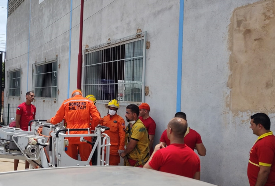 ASSISTA: Trabalhadores passaram mal enquanto faziam pintura em caixa d'água