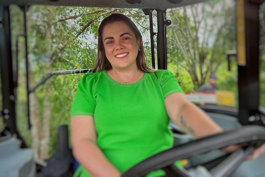 TÁ PAGO: Cláudia de Jesus repassa maquinário agrícola para São Miguel do Guaporé