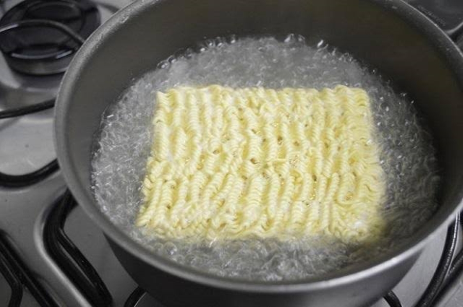 NÃO GOSTOU: Mulher espanca marido que cozinhava 'miojo' em residência