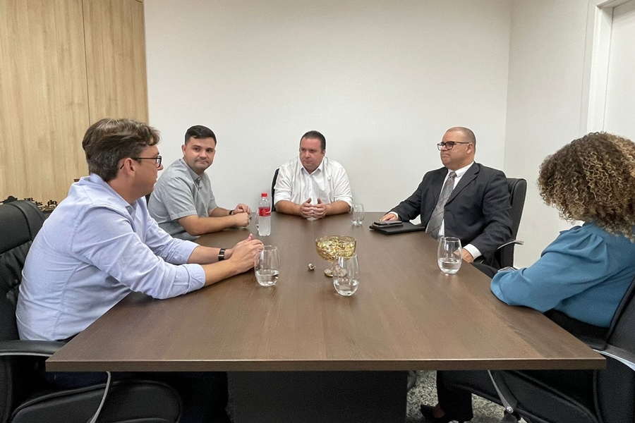 LUÍS DO HOSPITAL: Deputado recebe comitiva do prefeito de Jaru