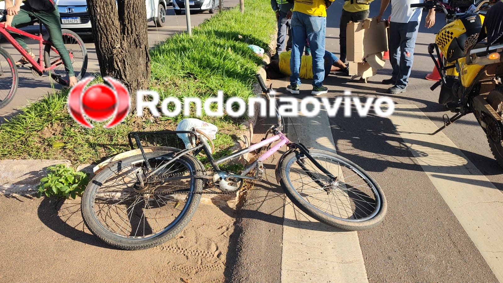 VÍDEO: Ciclista e motociclistas ficam com lesões após atropelamento