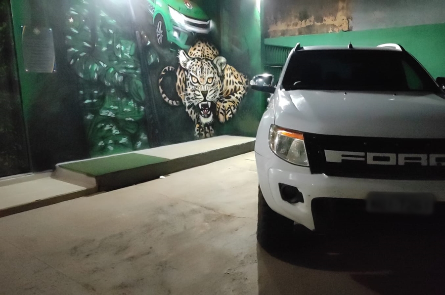 AÇÃO RÁPIDA: PM liberta reféns e prende criminosos com caminhonete roubada