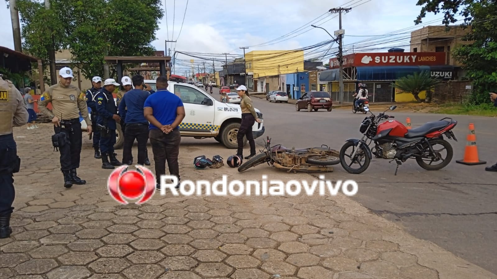 NA CALAMA: Grávida é socorrida às pressas após acidente envolvendo motos