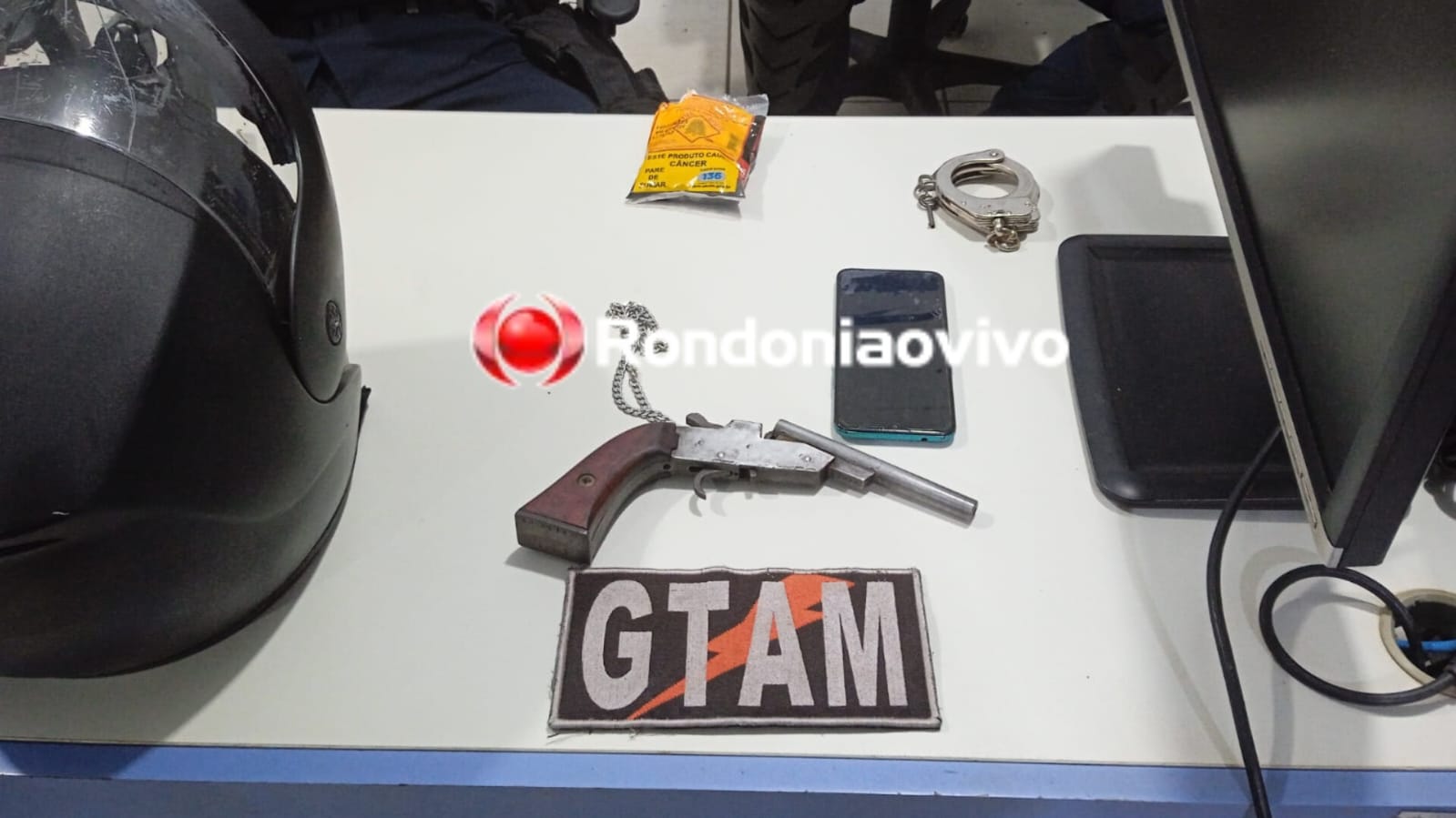 NA CINTURA: Motociclista é flagrado armado ao ser abordado na rua Gavião Real