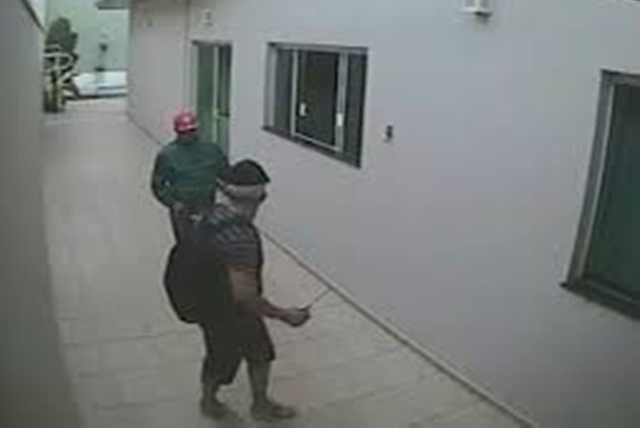 TENSÃO: Família é feita refém durante assalto em casa; trio levou carro e outros objetos