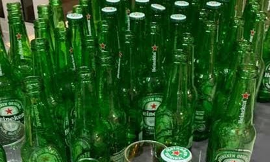 EMBRIAGADA: Mulher dá calote em bar, agride sargento e tenta sacar arma de PM durante prisão