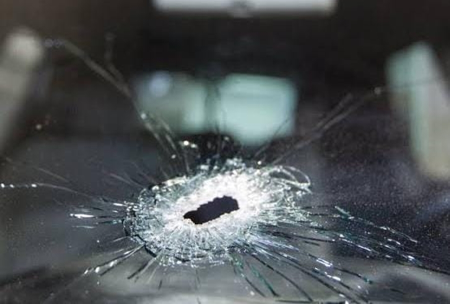 ATENTADO: Veículo de mulher é crivado de bala na frente de residência no Centro