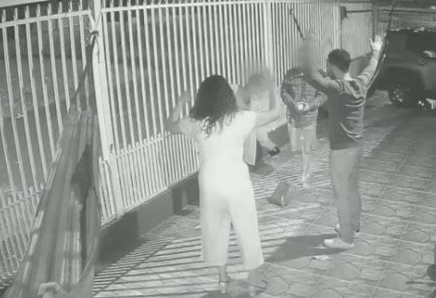 QUADRILHA ARMADA: Namorados são rendidos na porta de casa e criminosos fogem com moto e iPhones