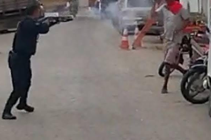 ALTERADO: PM usa gás de pimenta e bala de borracha para conter agressor de mulher