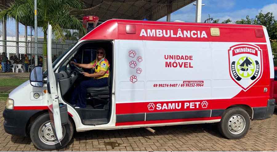 CONQUISTA: Vereadora Márcia Socorrista participa da entrega do Castra Móvel 