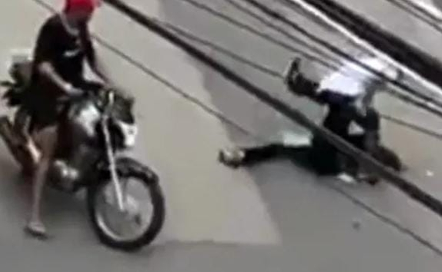 DUPLA CRIMINOSA: Jovem sofre tentativa de latrocínio ao reagir roubo de celular na rua