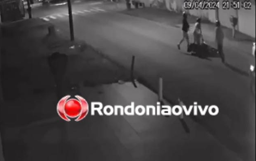 VÍDEO: Criminosos derrubam casal de amigos e roubam motocicleta