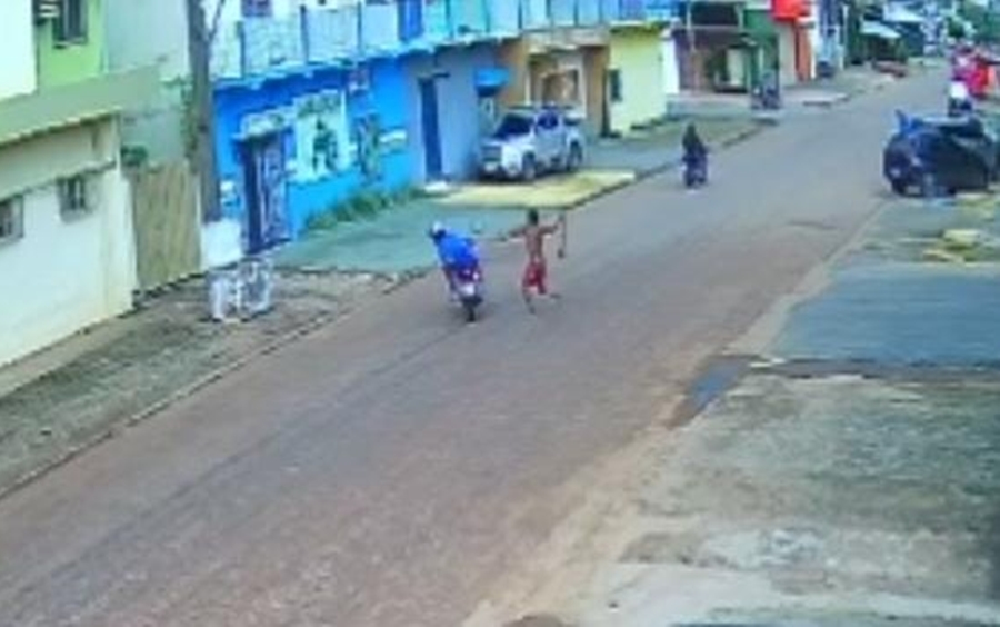 DESCONTROLADO: Vídeo mostra homem atacando pessoas antes de ser baleado por delegado