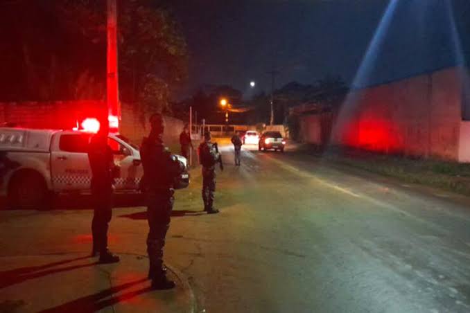 REFÉM: Bandidos rendem mulher na porta de casa e roubam pistola com várias munições