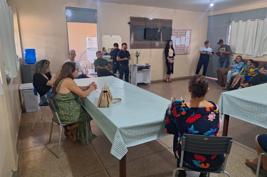 ELLIS REGINA: Vereadora visita escolas e se reúne com trabalhadores da educação