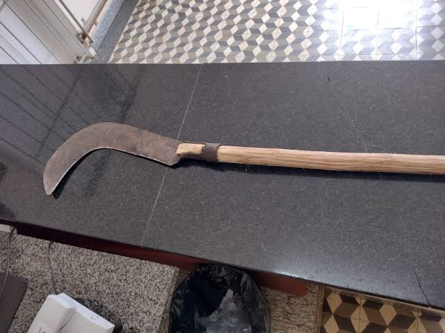 GRAVE: Jovem é atacado com foice pelo vizinho na frente de residência 