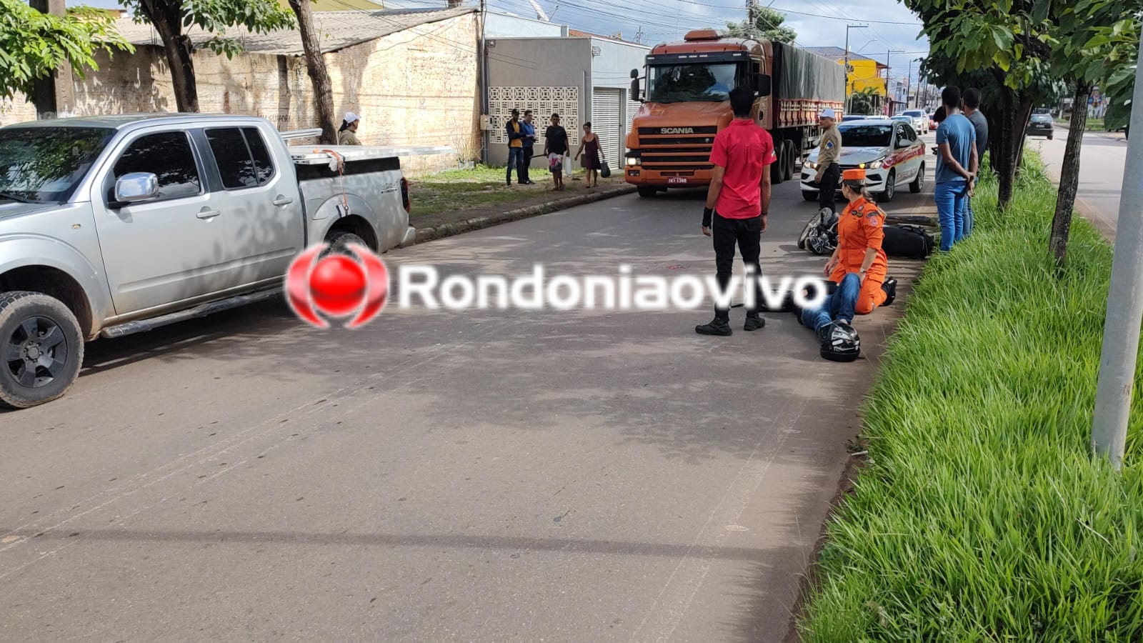 VÍDEO: Motociclista bate violentamente na traseira de Frontier na Guaporé