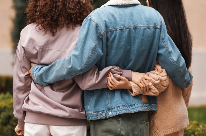 VAMOS CONVERSAR?: Você se relacionaria em um trisal? – Por Marcela Bomfim