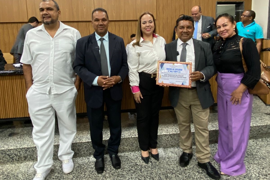 JURANDIR BENGALA: Vereador entrega moção de aplausos ao ex-deputado Zequinha Araújo