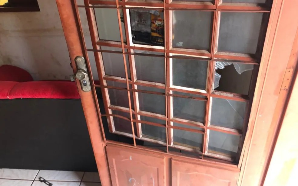 CRISTAL DA CALAMA: Marido chega em casa arrombando porta e espanca mulher