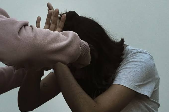 PUXÕES DE CABELO: Marido agride, expulsa mulher de casa e vai preso por equipe da PM