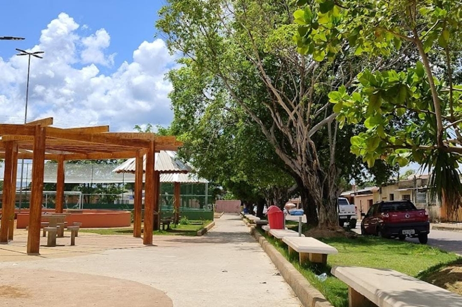 BANDIDOS DA BIZ: Aluno é assaltado por dupla após sair de escola e sentar no banco de praça