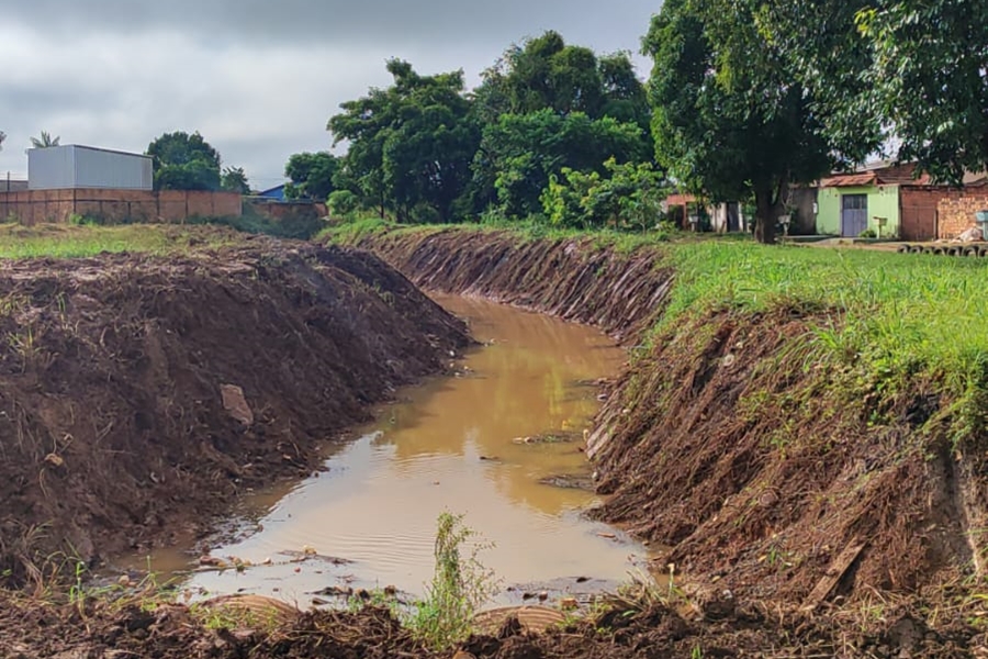 EDWILSON NEGREIROS: Vereador pede e Prefeitura limpa canal no Bairro Três Marias