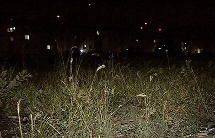 CRIMINOSO ARMADO: Mulher é agredida, roubada e abusada após ser arrastada para terreno abandonado