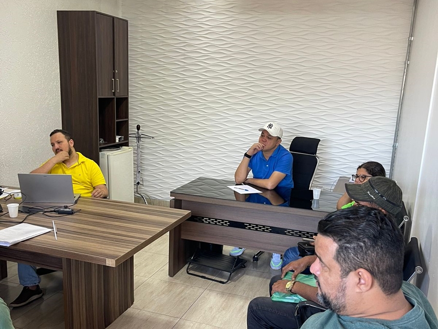 ISAQUE MACHADO: Vereador recebe moradores do KM 1.5 da BR-319 para discutir ação de despejo