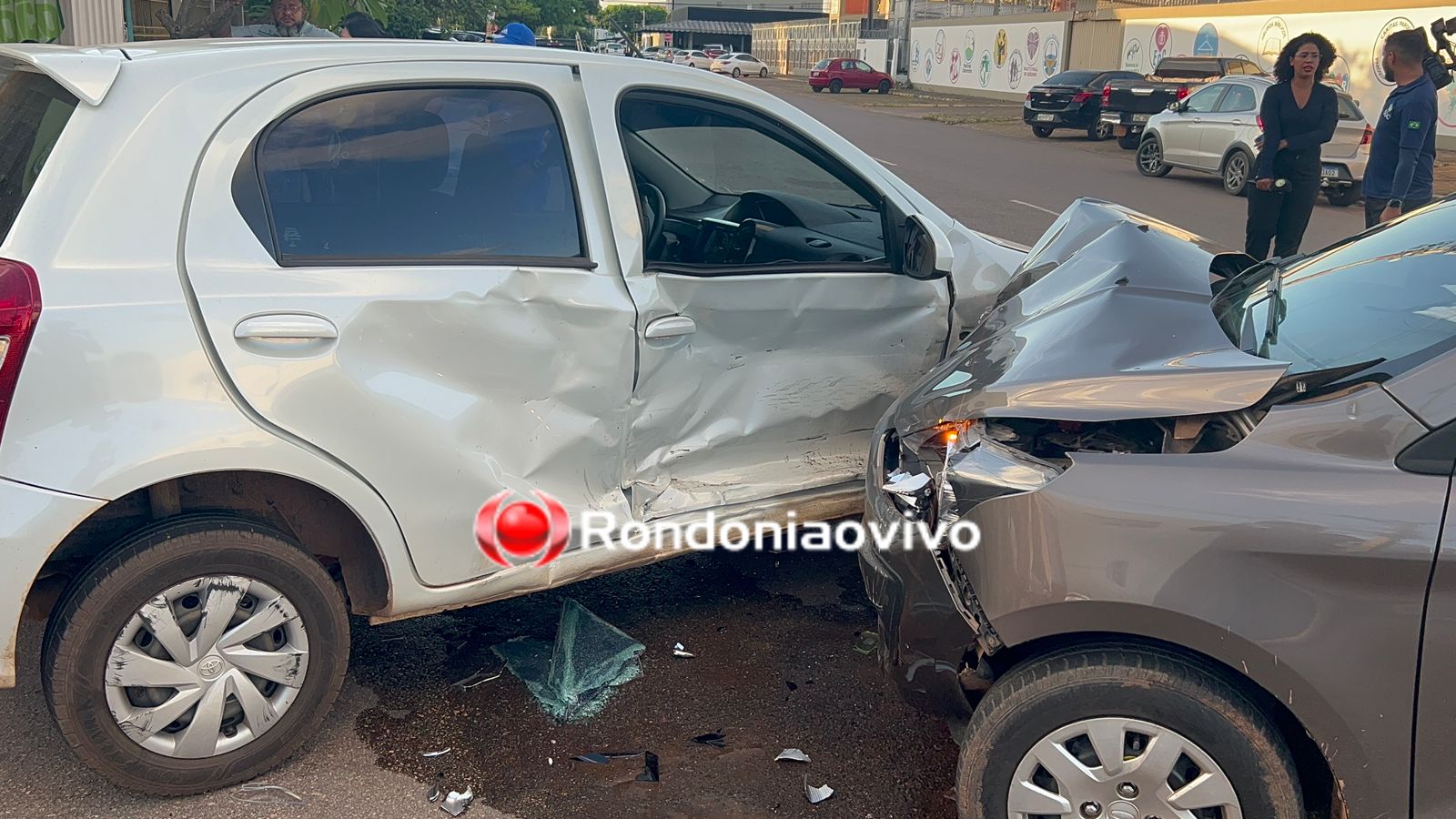 NO CENTRO: Grávida fica ferida após forte batida entre carros