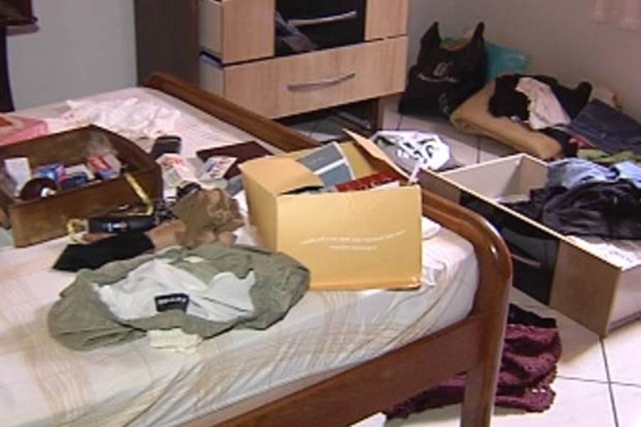 CRISTAL DA CALAMA: Família é rendida em casa durante assalto de joias e motocicleta