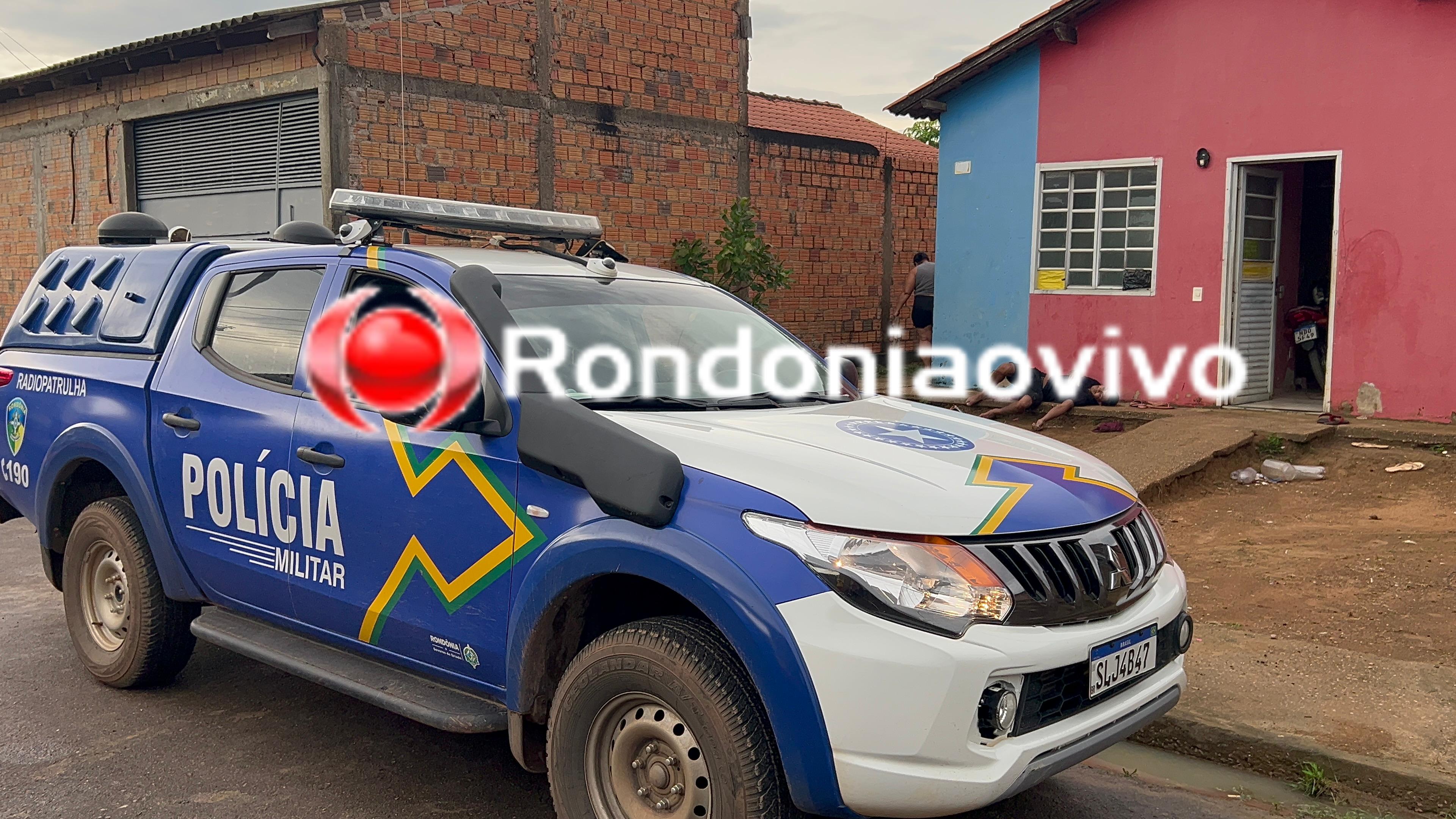 VÍDEO: Homem é encontrado morto na calçada de residência