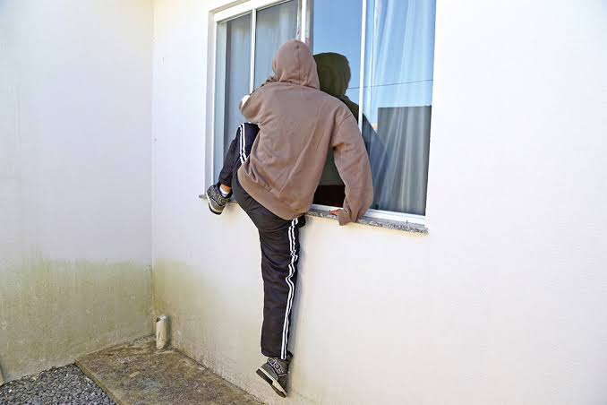 PORTO CRISTO: Cabo do Exército tem residência invadida por criminosos que fazem arrastão 