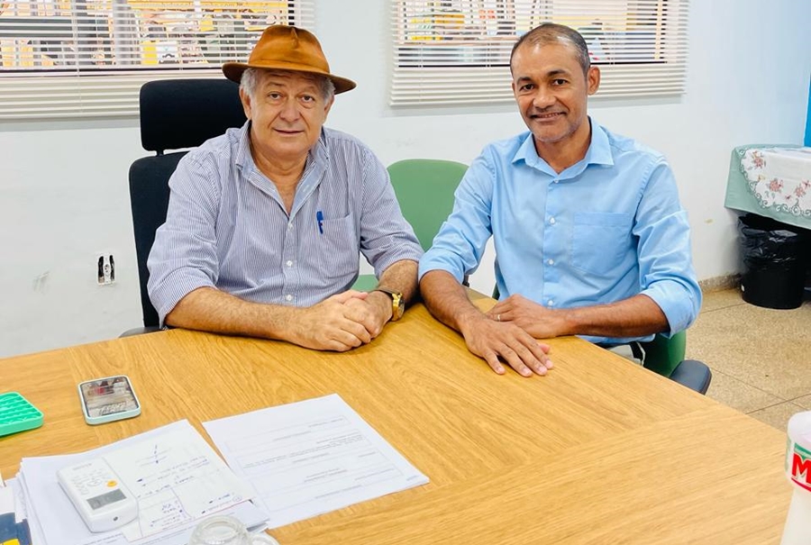 ENFERMEIRO RONEUDO: Vereador garante maquinários para melhorias no setor rural