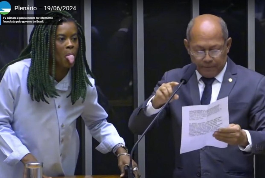 CHRISÓSTOMO: Deputado critica ato obsceno de Carol Dartora durante discurso