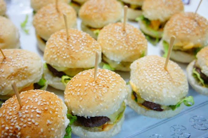 LADRÕES BROCADOS: Criminosos roubam oito sanduíches e agridem motoboy de delivery 