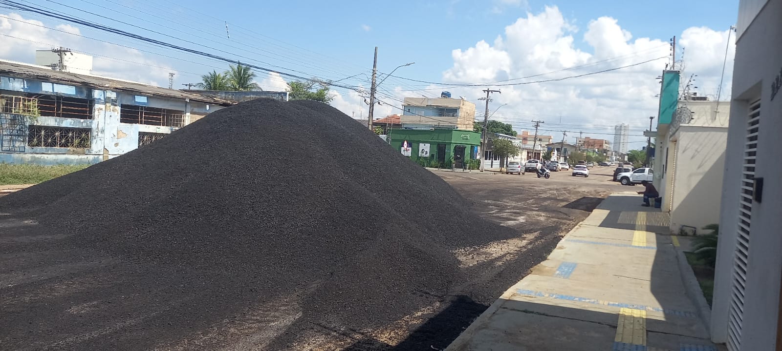 EDWILSON NEGREIROS: Prefeitura realiza recapeamento na Duque de Caxias após pedido do vereador