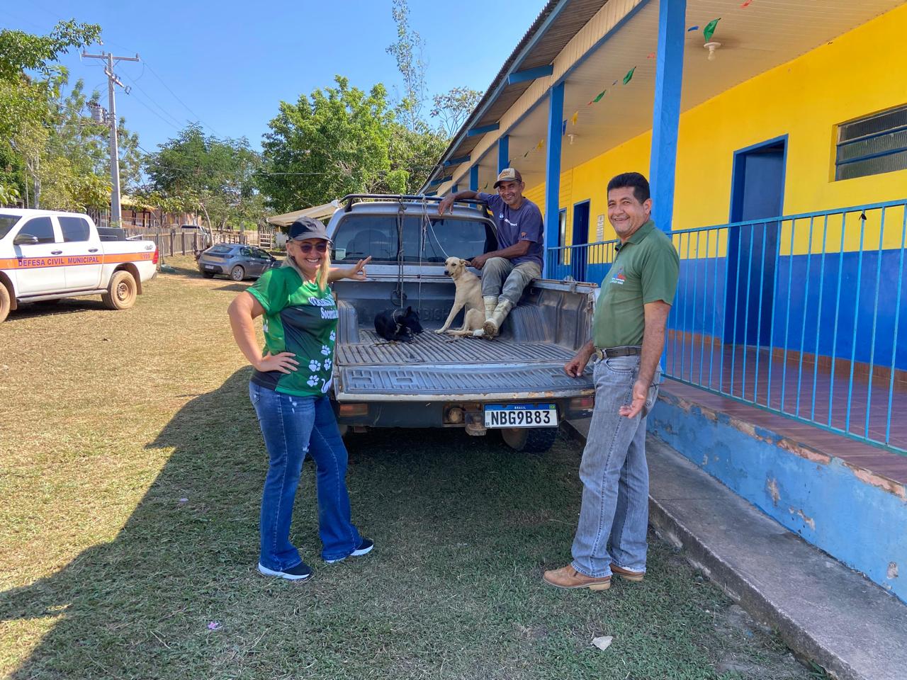 CASTRA MÓVEL: Vereadora acompanha castração de animais na Vila Calderita