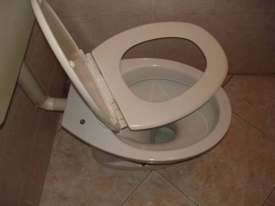 LESÕES NO ROSTO: Mulher é agredida com tampa de vaso sanitário por ex-marido 