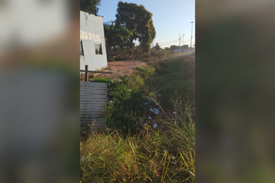 PEDIDO DE PROVIDÊNCIA: Moradores pedem limpeza de córrego no Conjunto Rio Jamari 