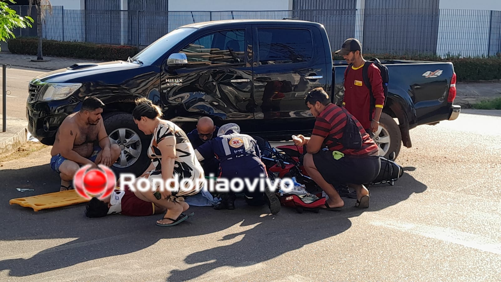 LIBERDADE: Motorista de Hilux avança cruzamento e provoca grave acidente com motociclista 